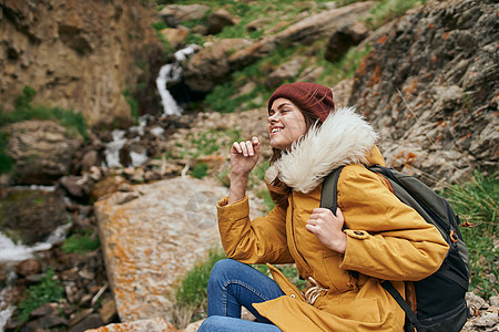 带背背背山的妇女徒步旅行者 旅行冒险自由背包探索生态森林女孩活动树木丛林旅游风景图片