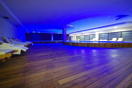 室内游泳池甲板公寓奢华椅子吊床木头蓝色反射流动木地板图片