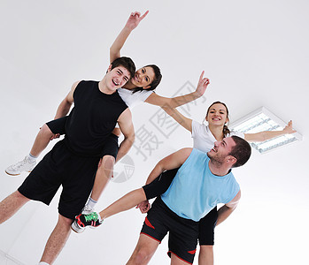 参加健身俱乐部的青年群体身体班级有氧运动女孩们娱乐女性健身房火车团队活力图片