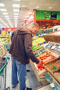 幸福的情侣在超市购买水果男人店铺消费者微笑顾客蔬菜包装开支购物沙拉图片