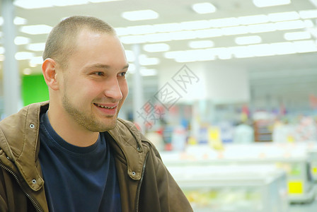 在超市中微笑的男人顾客盒子食物预算包装沙拉营养开支市场购物图片