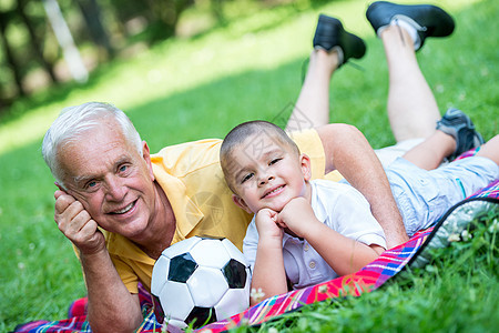 爷爷和孩子在公园玩得开心父母自行车保险祖父生活童年祖父母父亲微笑喜悦图片