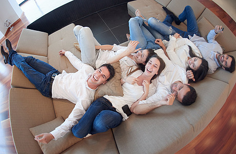 朋友团体在家里放松一下乐趣派对会议喜悦朋友们人群家庭沙发团队闲暇图片