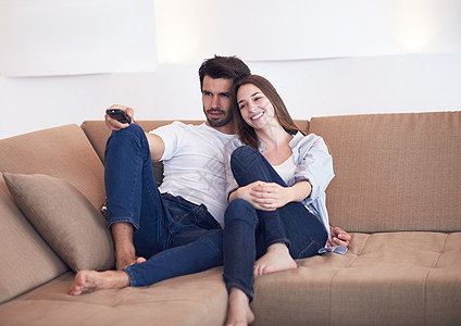 男人 街在家看电视的年轻夫妇男性夫妻喜悦技术房子享受闲暇电视控制微笑背景