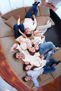朋友团体在家里放松一下闲暇会议相机派对沙发团队喜悦微笑人群视角图片