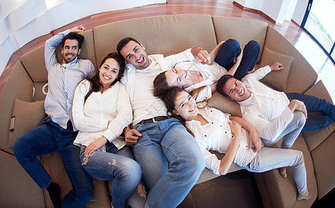朋友团体在家里放松一下派对沙发视角会议团队成人夫妻相机微笑男人图片