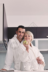 年轻夫妇在现代厨房玩得开心男人丈夫女孩食物白色妻子蔬菜女士幸福沙拉图片