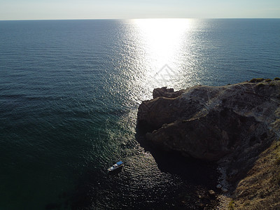 海景空中全景与水晶般清澈的蔚蓝大海和岩石海岸 在岩石背景下的美丽泻湖中的游艇 夏季旅行和度假的理想目的地的概念石头假期天空悬崖海图片