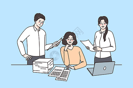 微笑的商界人士在电脑办公室里合作图片