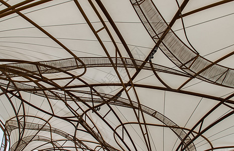 钢框架伞的图案 上面有白色布顶 注金属天空艺术电缆工业线条基础设施几何建筑学蓝色图片