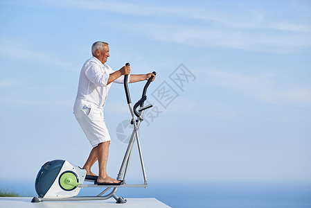 老年健康健健健男子健身露台机器有氧运动阳台老年跑步健身房海洋培训师俱乐部背景