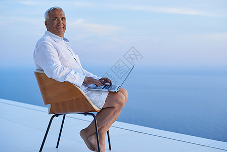 从事膝上型计算机工作的高级男子成人电脑老年笔记本露台白色男性闲暇技术头发图片