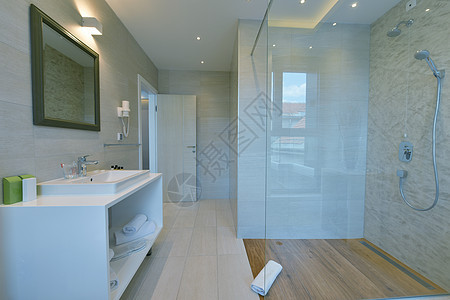 现代旅馆中最起码的浴池装饰房子毛巾公寓房间肥皂龙头淋浴奢华风格图片