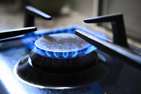 炊具作为加热器 燃气灶的蓝色火焰产生温室气体排放 自然资源的浪费 燃烧器上的厨房炉排以可燃天然气或合成气 丙烷 丁烷为燃料火炉化图片