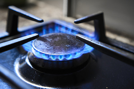 炊具作为加热器 自然资源的浪费 燃气灶的蓝色火焰产生温室气体排放 燃烧器上的厨房炉排以可燃天然气或合成气 丙烷 丁烷为燃料图片