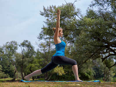 妇女冥想和做瑜伽锻炼沉思公园活力银行力量训练身体平衡女性女士图片