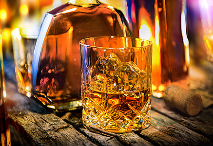 威士忌在桌上酒精酒吧班级水瓶立方体玻璃液体瓶子饮料餐厅图片