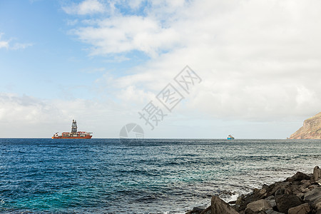 返工海上石油平台和油轮背景