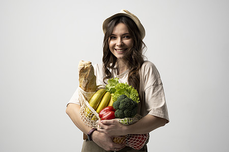 年轻女性的肖像与一袋蔬菜 绿色 可持续生活方式 生态友好概念相提并论图片