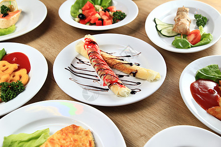 餐厅桌上有各种美味的盘子饭菜午餐洋葱沙拉菜单包子桌子外卖服务烧烤零食图片