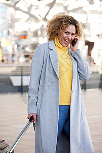 30多岁的非洲快乐的美国女性 在站台与手机交谈图片