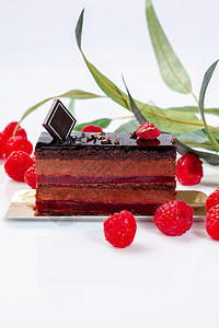 巧克力海绵蛋糕 有空气的慕丝 草莓酱和加鲜浆果的冰淇淋图片