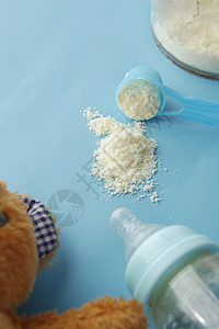 紧贴婴儿奶粉和勺子 在瓷砖背景上活力测量粉末奶制品白色牛奶营养图片