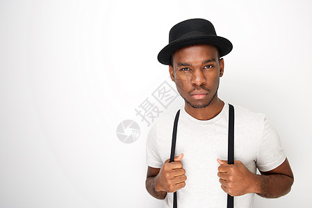 白色背景上戴帽子和吊带帽的黑人男性时装模特儿图片