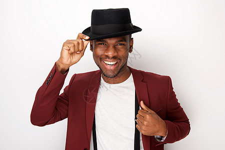 笑笑的年轻黑人男子用白色背景戴帽子和穿衣打扮图片