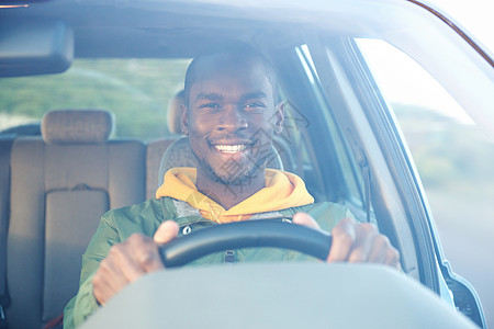 快乐的非洲美国人驾驶汽车图片
