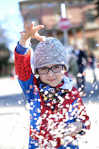 带着红蜘蛛超级英雄装扮的漂亮孩子 在玩彩蛋戏服力量男生喜悦纸屑男性五彩飞行童年英雄图片