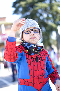 带着红蜘蛛超级英雄装扮的漂亮孩子 在玩彩蛋童年乐趣男生男性想像力喜悦超级英雄面具英雄蓝色图片