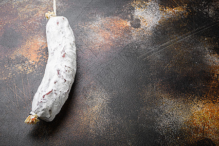 在古旧环球背景的Salchichon 沙拉香肠 带有文字空间金属小吃火腿食物熏制冷盘白色深色塔帕猪肉图片