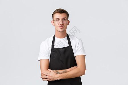 小型零售企业主 咖啡馆和餐厅员工的概念 英俊的咖啡师 戴眼镜和黑围裙的推销员 倾听的顾客 点菜的服务员 白色背景图片