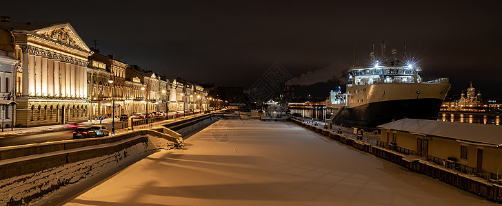 冬季夜间城市圣彼得堡的全景片段 上面有对水的图片反射 大船停泊在桥 英国堤岸和背景教堂附近历史交通照明极光地标堡垒中心大教堂建筑图片