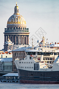 冬季城市圣彼得堡的全景 大船停泊在桥附近 背景为Isaac教堂建筑建筑学中心交通球道极光堡垒反射地标大教堂背景图片