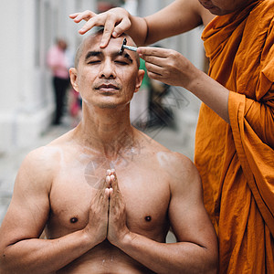 一个英俊的亚洲人 被佛教中定律的人头剃头发的照片贴近了皮肤成人理发剃须牧师剃刀刮胡子文化寺庙宗教图片