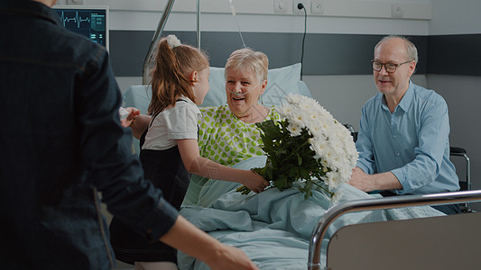 老病人在医院病房接受孩子和母亲的探望图片