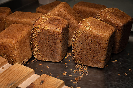 很多美味的自制长方形黑麦面包 上面有向日葵籽 在木架背景上躺着早餐黑色南瓜面包材料团体种子棕色芝麻小麦图片
