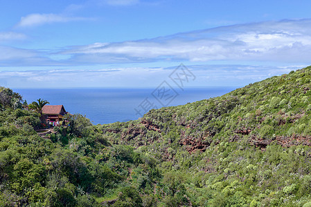 山上的小屋风景活力地平线树木森林假期悬崖旅行海岸海景图片