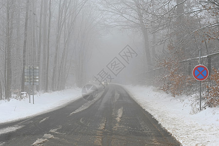 恶劣天气驾驶雾蒙蒙的乡间小路 高速公路道路交通 冬时和雪旅行运输挡风玻璃街道车辆状况风暴水器头灯危险图片