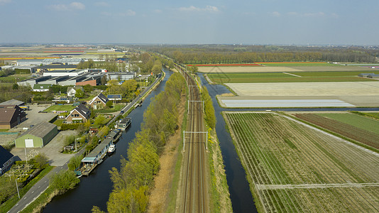 Dutch村 运河 铁路和郁金树泡田的空中观察历史性吸引力遗产建筑景点运河能源郁金香假期农业图片