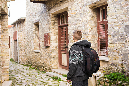 带帽子和背包的男旅行者享受风景图片