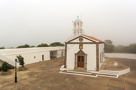 著名的古老的艾莉莎修道院 在雾中 希腊凯蒂拉岛文化遗产旅行教会地标天空风景历史性建筑观光图片