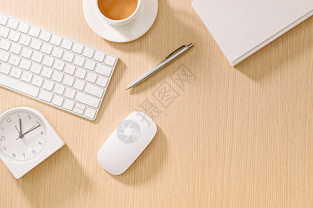 有键盘 老鼠 oclock 书 笔和咖啡的现代白色办公桌 与复制粘贴的顶视图 业务和战略概念模型职场桌子电脑杯子商业创造力笔记本背景图片