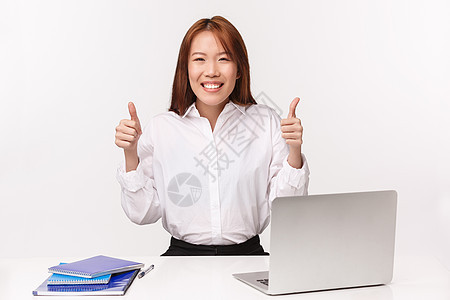 职业 工作和女企业家的概念 特写 快乐的年轻自信的亚洲办公室女士认可想法 保证服务质量 坐在办公桌前 拿着笔记本电脑和文件图片