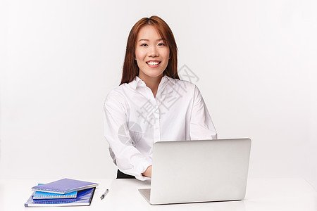 职业 工作和女企业家的概念 在办公室工作的快乐亚洲年轻女性的特写 经理在电脑上打字项目 使用笔记本电脑对着镜头微笑图片