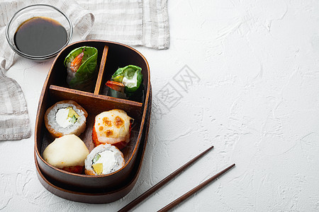 日式便当午餐箱 配有筷子 白石背景 复制空间和文本空间图片