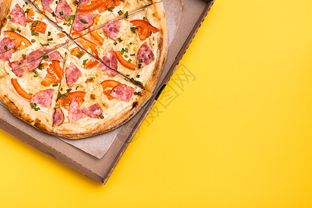 送外卖和交货 在黄色背景的纸板盒中 披萨即食图片