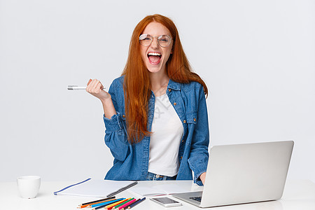 以笔记本电脑 握笔和欢乐地尖叫 站立白种背景 在网上最后考试评分中发现自己是白人背景的女学生 (笑声)图片
